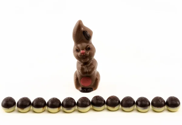 Huevos de Pascua y conejito de Pascua hecho de chocolate —  Fotos de Stock