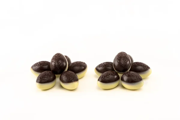 Uova di Pasqua caramelle fatte di cioccolato bianco e fondente. Isolato il — Foto Stock