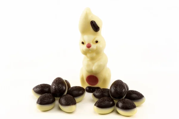 Velikonoční vajíčka a Velikonoční zajíček z čokolády — Stock fotografie