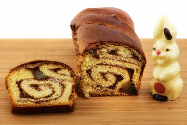 Torta tradizionale rumena e coniglietto al cioccolato — Foto Stock