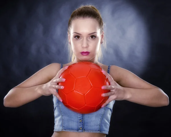 Mujer con pelota de fútbol aislada sobre fondo negro —  Fotos de Stock
