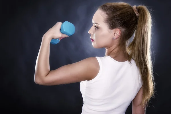 Retrato de estudio de una hermosa mujer musculosa deportiva haciendo ejercicio —  Fotos de Stock