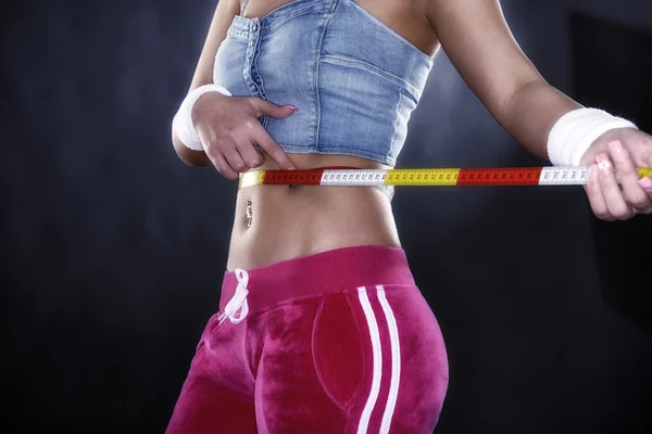 Mulher a medir a cintura. Corpo magro perfeito. Dieta e esporte — Fotografia de Stock