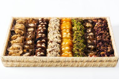 beyaz zemin üzerine karışık Türk tatlısı