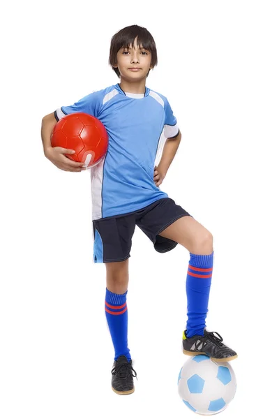 Niño en ropa deportiva con fútbol aislado sobre fondo blanco —  Fotos de Stock