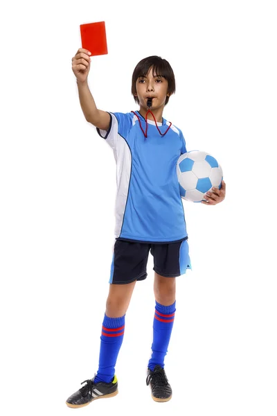 Парень в спортивной форме держит футбольный мяч и дает красную карточку изолята — стоковое фото