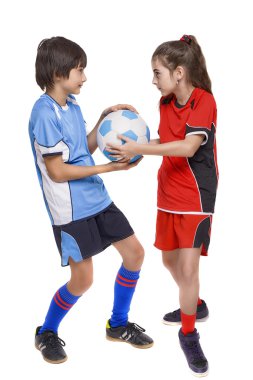 iki çocuk futbolcular bir top için mücadele
