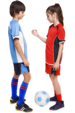 seçmek için bir para veren kız ve erkek futbolcular