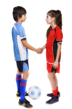 iki çocuk erkek ve kız futbol oyun sonra el sallayarak