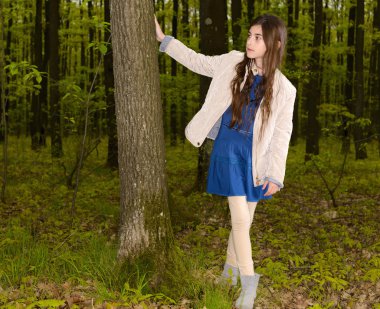 Bahar orman içinde bir kız portresi