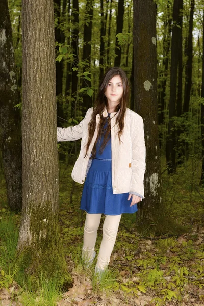 Portrait d'une fille dans la forêt printanière — Photo