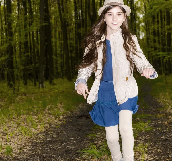 Porträtt av en flicka i skogen våren — Stockfoto