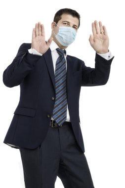 grip ve önünde el karşı koruyucu maske ile işadamı, 