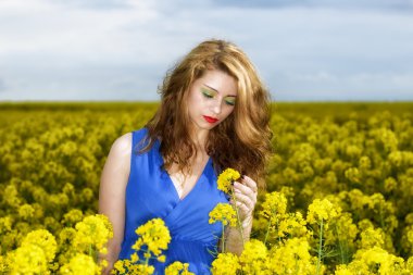 Sarı alan mavi elbiseli güzel genç kadın