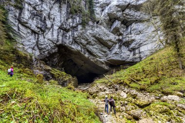 bir mağarada Dağı'nda turistler