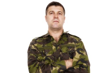 Beyaz bir adam karşı ayakta ciddi bir asker portresi