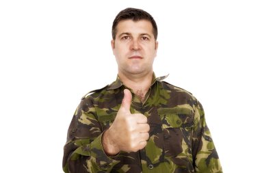 oldier kamuflaj ok işaret gösteren tek tip içinde