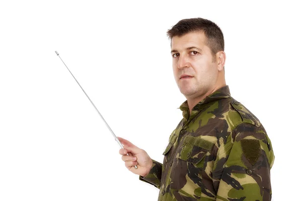 Soldado em uniforme de camuflagem apontando para algo — Fotografia de Stock