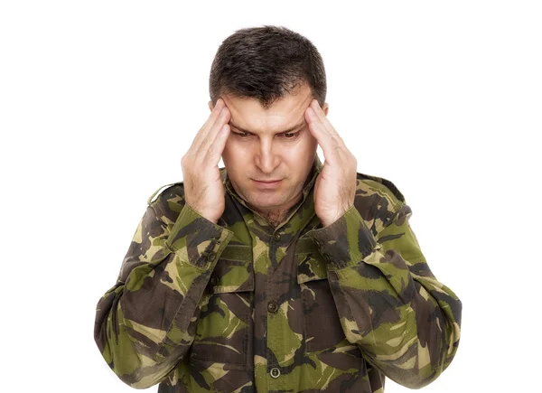 Soldaat in camouflage bezorgd met handen op het hoofd — Stockfoto