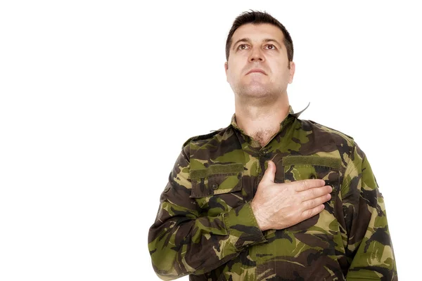 Armeesoldat schwört feierlich mit der Hand auf dem Herzen isoliert auf weiß — Stockfoto