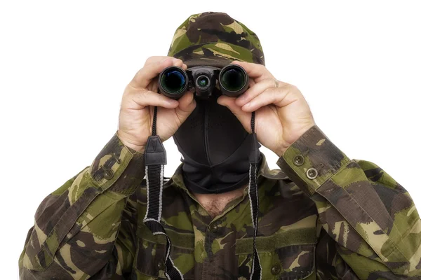 Soldado do exército olhando através de binóculos isolados em backgr branco — Fotografia de Stock