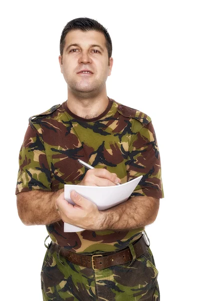 Soldat, der etwas auf Papier schreibt — Stockfoto