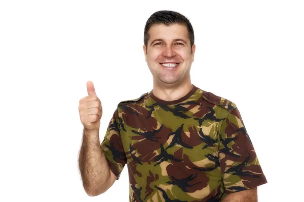 कम्फ्लैज वर्दी में मुस्कान सैनिक ठीक संकेत दिखा रहा है — स्टॉक फ़ोटो, इमेज