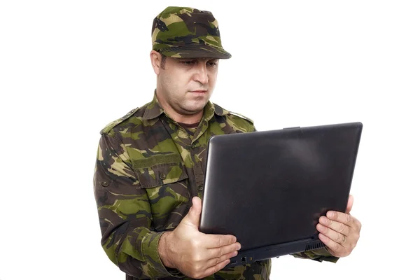 Soldat mit Laptop — Stockfoto