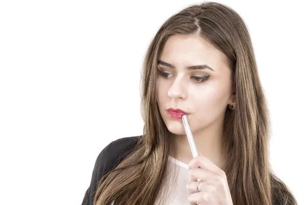 Mujer de negocios reflexiva mirando hacia arriba - aislado sobre una espalda blanca —  Fotos de Stock