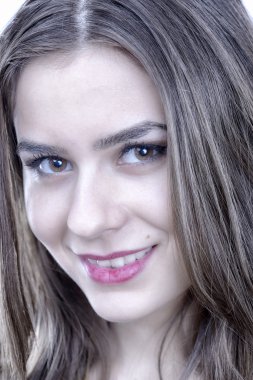 Beyaz arka plan üzerinde gülümseyen güzel kadın izole mutlu