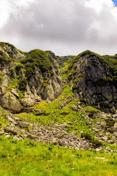 Краєвид з вражаючим Паранго гір у Румунії — стокове фото