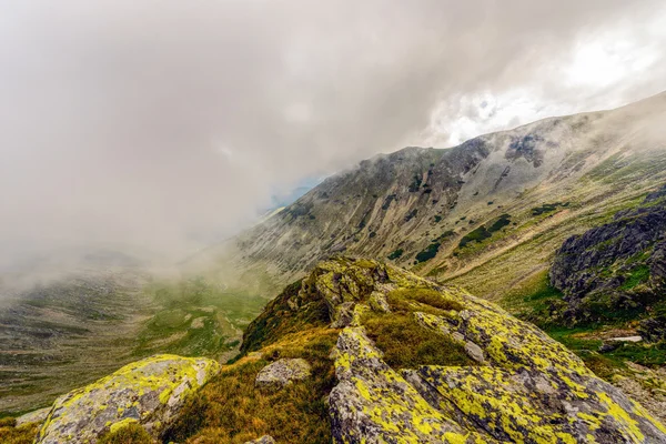 Paisaje con las espectaculares montañas Parang en Rumania —  Fotos de Stock