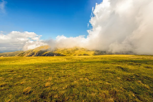 Paysage avec les spectaculaires montagnes Parang en Roumanie — Photo