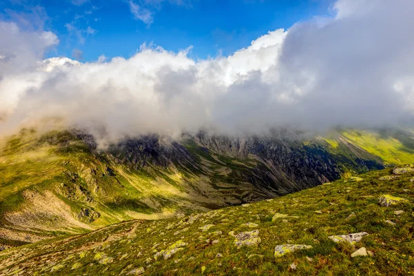 Landskap med spektakulära parang bergen i Rumänien — Stockfoto