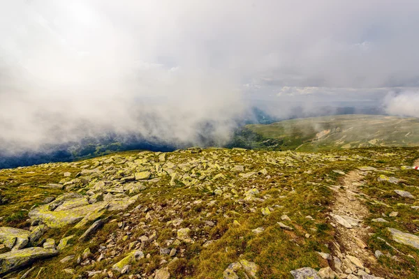 Paisaje con las espectaculares montañas Parang en Rumania — Foto de Stock