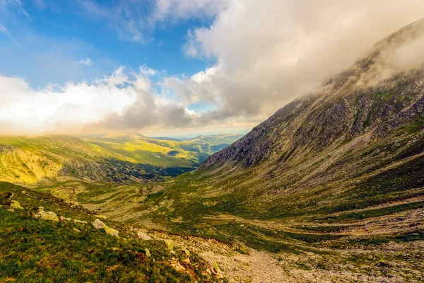 Paysage avec les spectaculaires montagnes Parang en Roumanie — Photo