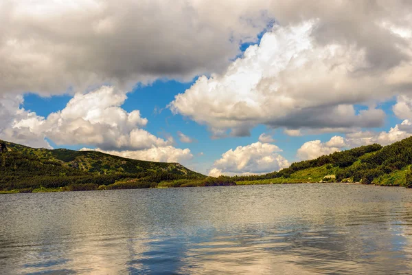 Krajobraz z polodowcowe jezioro w górach fagaras modny — Zdjęcie stockowe