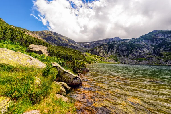 Landscape with a glacial lake in the highlands of Fagaras mounta — Stock Photo, Image