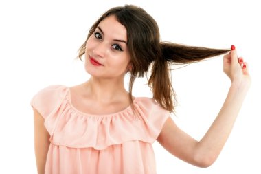 Beyaz lar üzerinde uzun kahverengi saçlı genç güzel kadın portresi