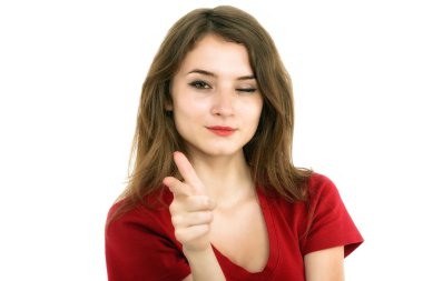 Gülümseyen genç bir kadın olumlu yüz ifadesini işaret ediyor.