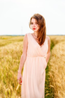 buğday alanında poz güzel kadın
