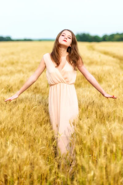 Schöne Frau posiert im Weizenfeld — Stockfoto