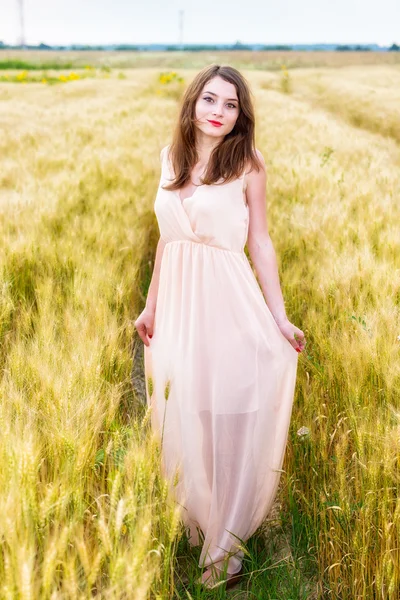 Femeie frumoasă care pozează în câmp de grâu — Fotografie, imagine de stoc