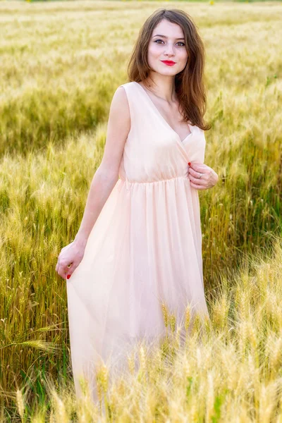 Krásná žena, pózuje v pšeničné pole — Stock fotografie