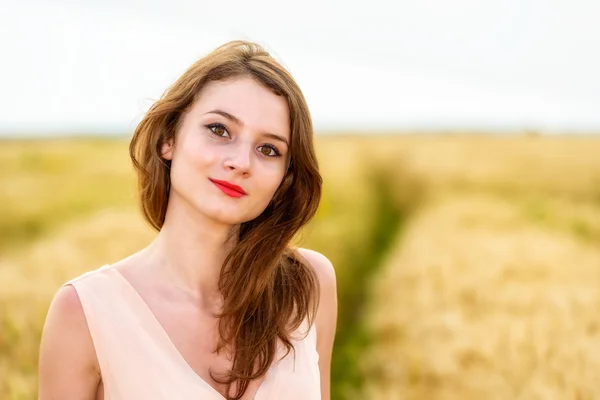 Schöne Frau posiert im Weizenfeld — Stockfoto