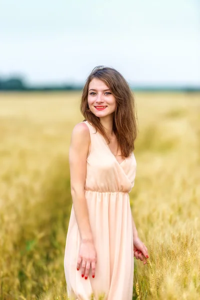 Schöne Frau posiert im Weizenfeld — Stockfoto