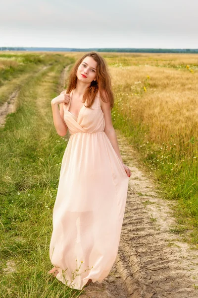 Schöne Frau posiert im Weizenfeld — Stockfoto