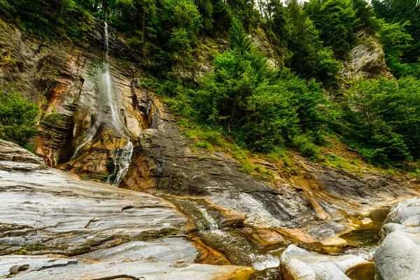 Air terjun kecil di sungai pegunungan — Stok Foto