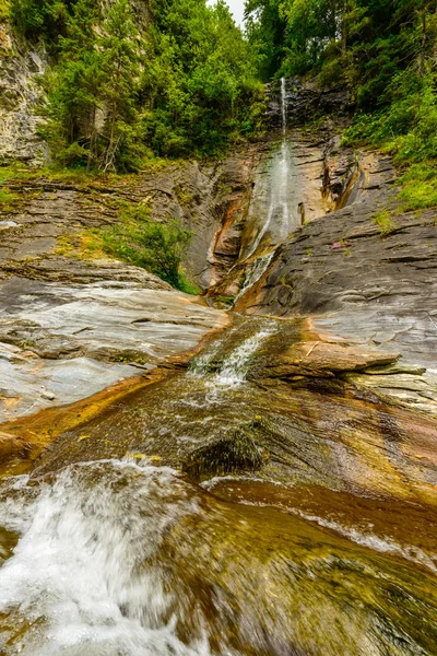 Air terjun kecil di sungai pegunungan — Stok Foto