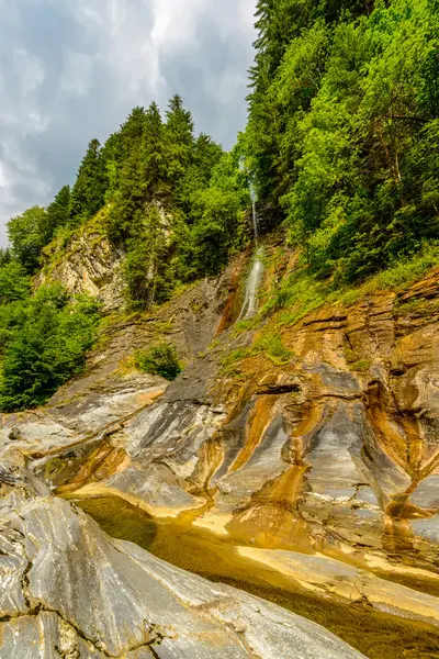 Litet vattenfall på en bergsflod — Stockfoto